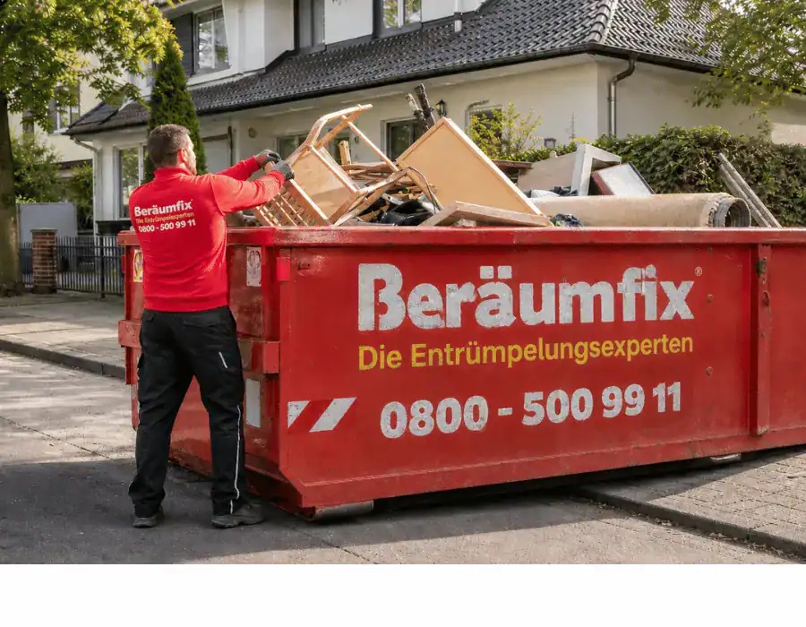 Containerbeladung bei einer Entrümpelung in Berlin Steglitz